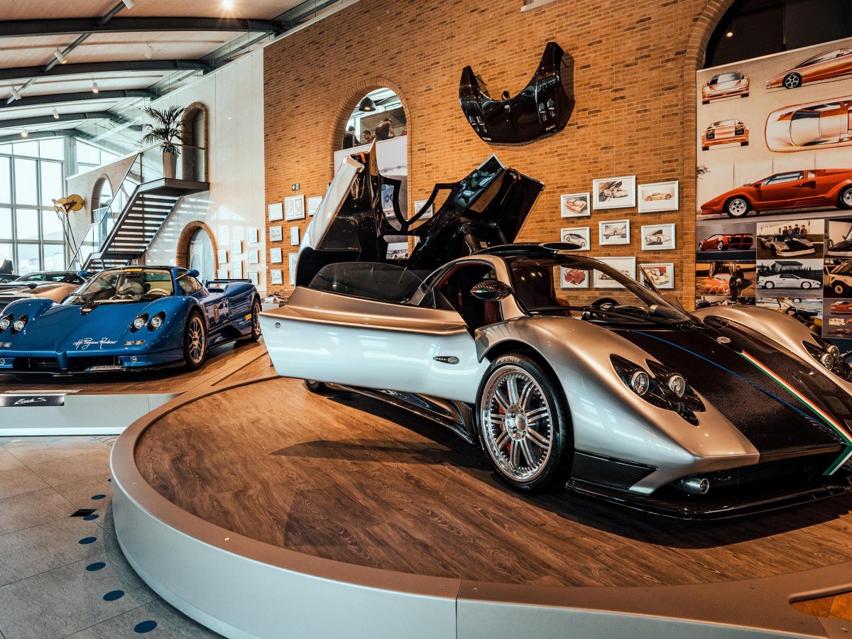 Inside the Factory Where Pagani Builds Cars Like Works of&nbsp;Art